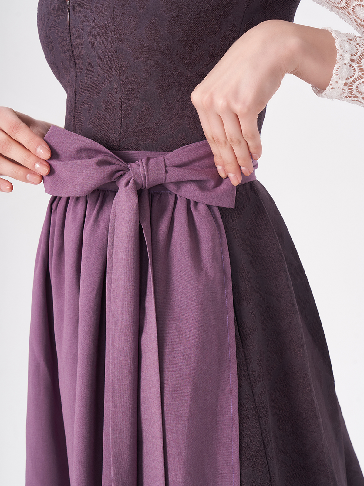 Dirndl in Lila mit modernem Schnitt