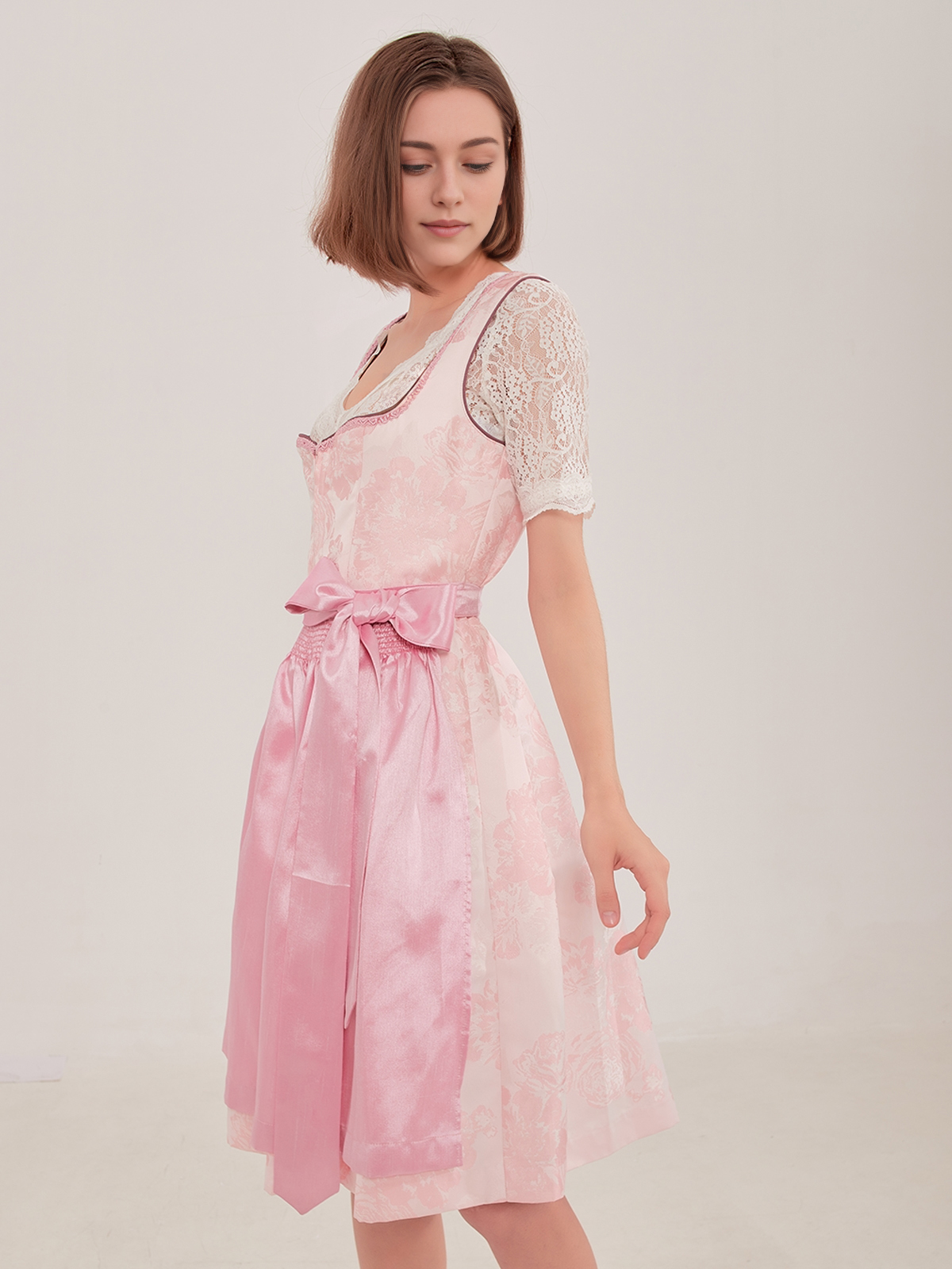 Schwarzes Dirndl mit blauen Akzenten