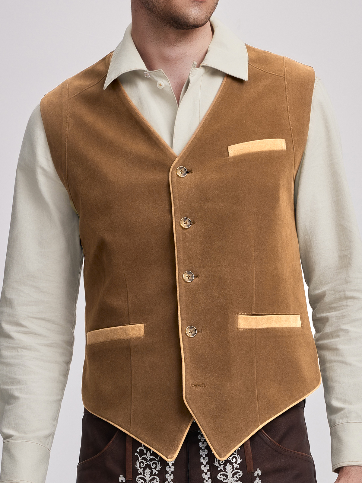 Dunkelrotes Dirndl mit gelber Weste