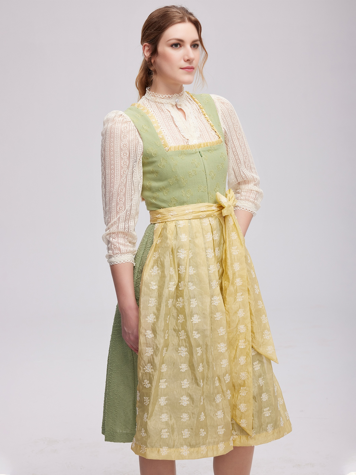 Modernes grünes Dirndl mit überraschenden Details