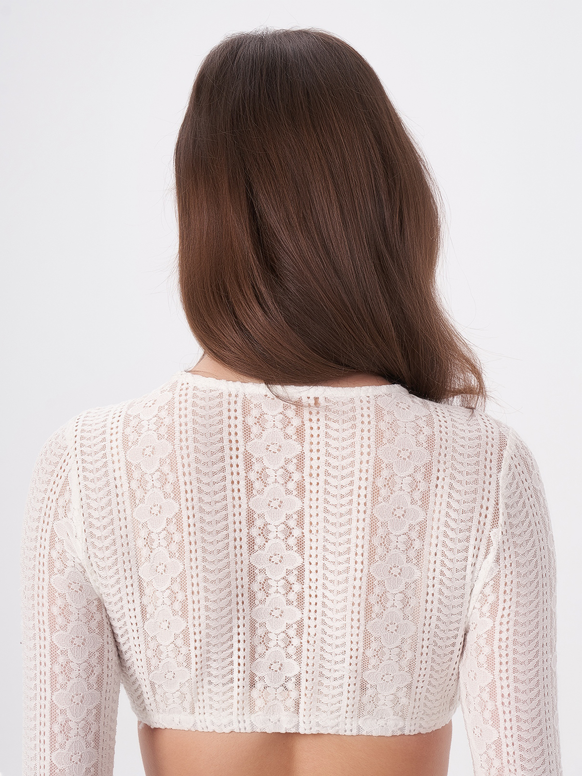 Ein elegantes dunkelrotes Dirndl mit weißer Bluse – perfekt für festliche Anlässe.