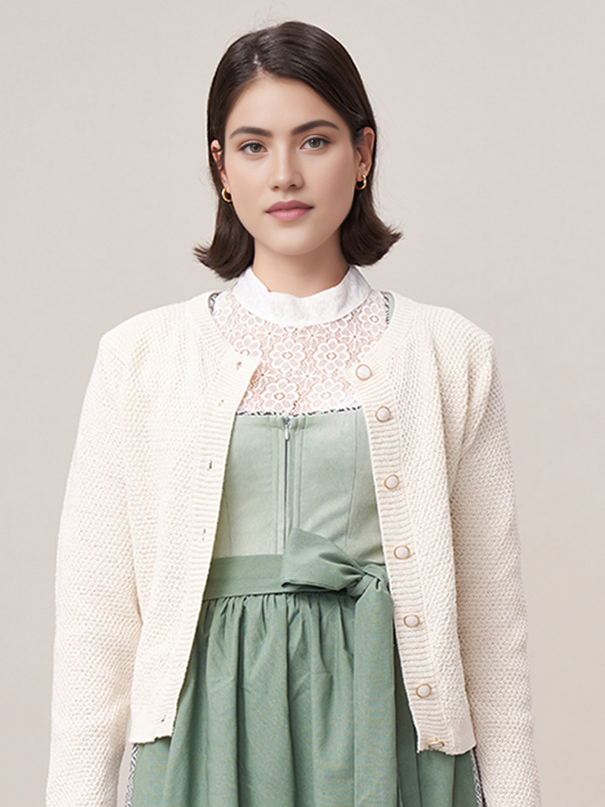 Moderne Body Tracht in Weiß