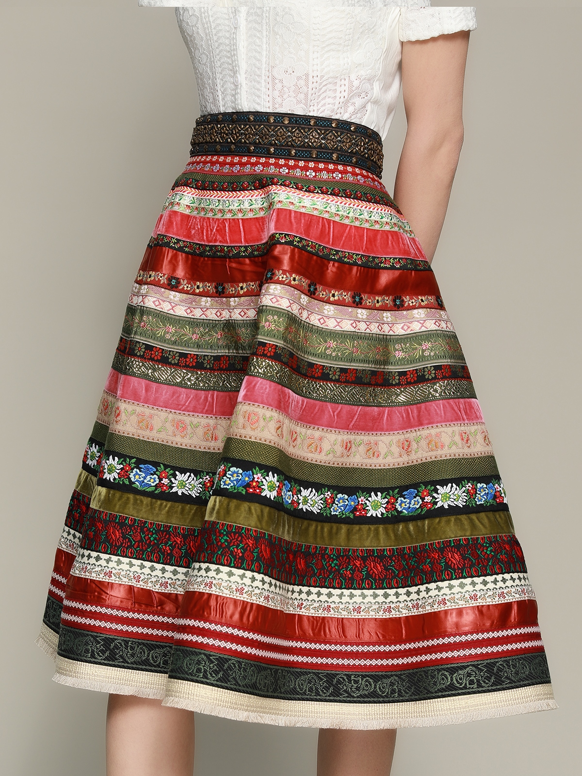 Ein atemberaubendes SamtDirndl Blau in Aktion