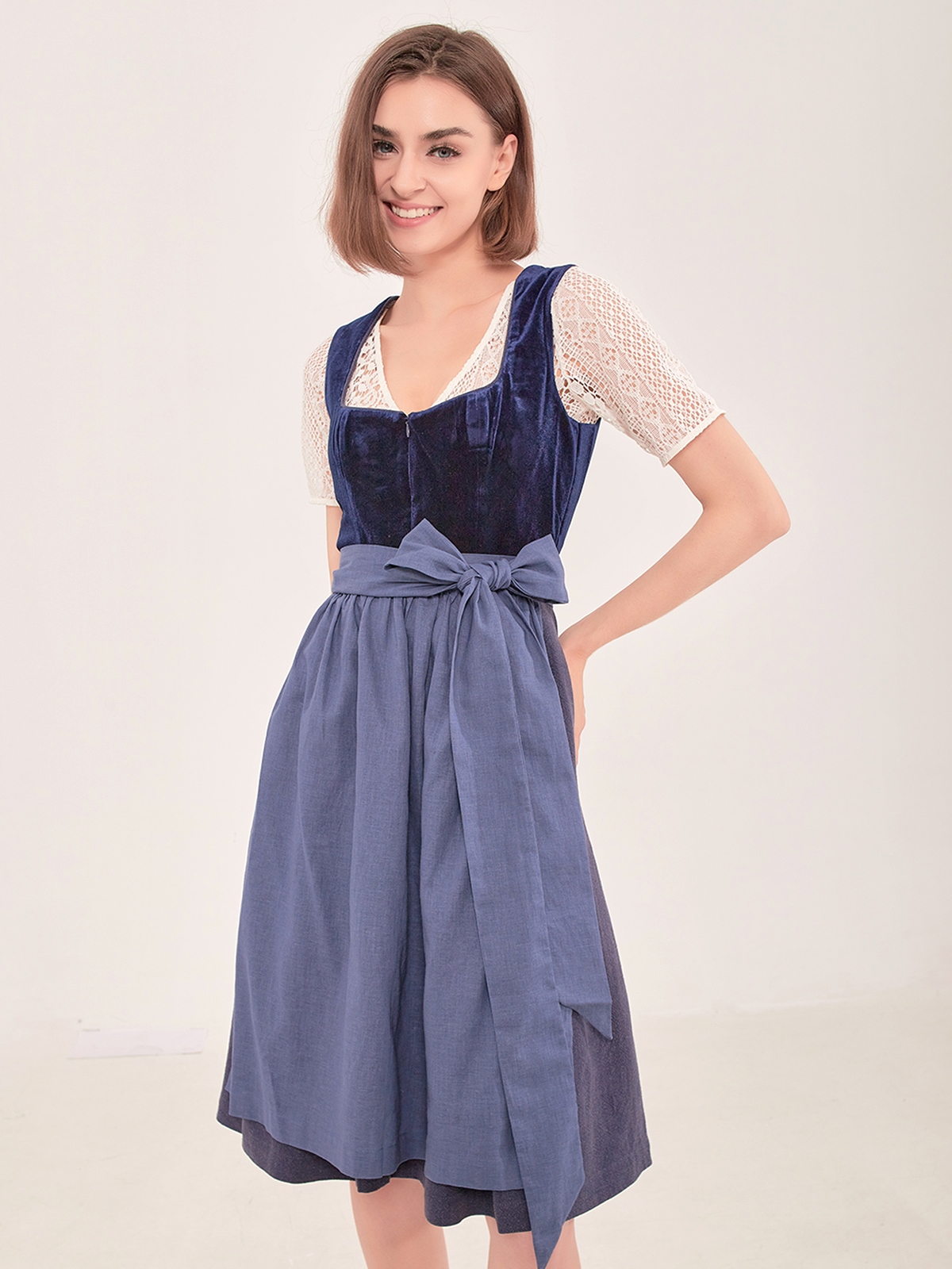Modernes Minidirndl in Blau
