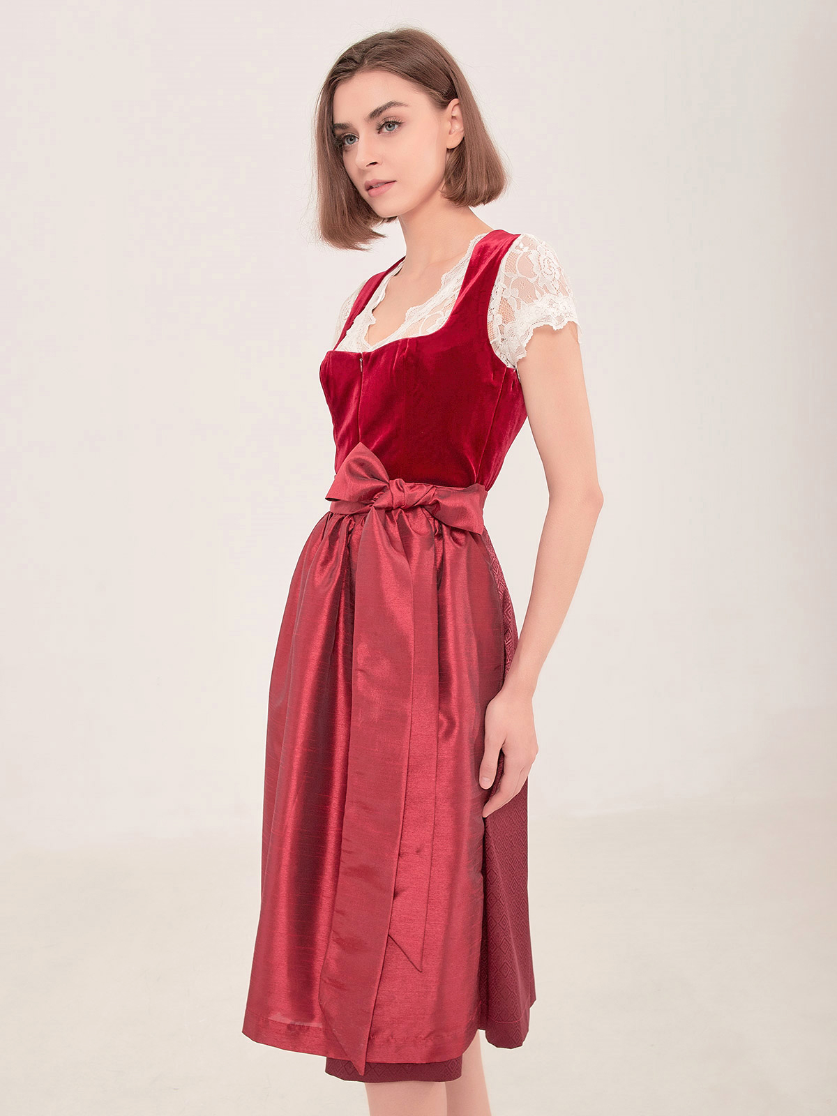 Braunes Dirndl mit traditionellem Schnitt