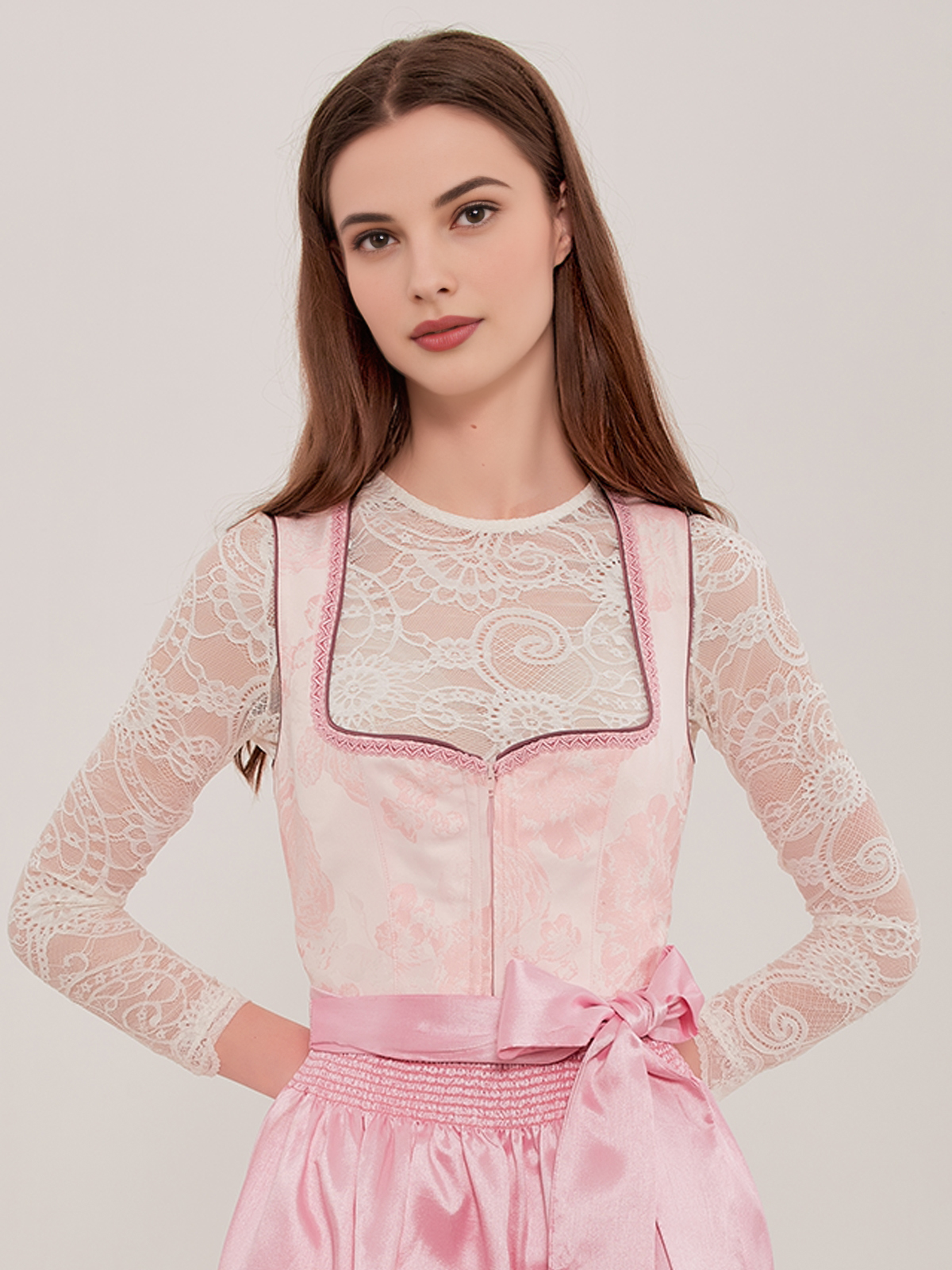 Dirndl mit Lochspitzen-Bluse