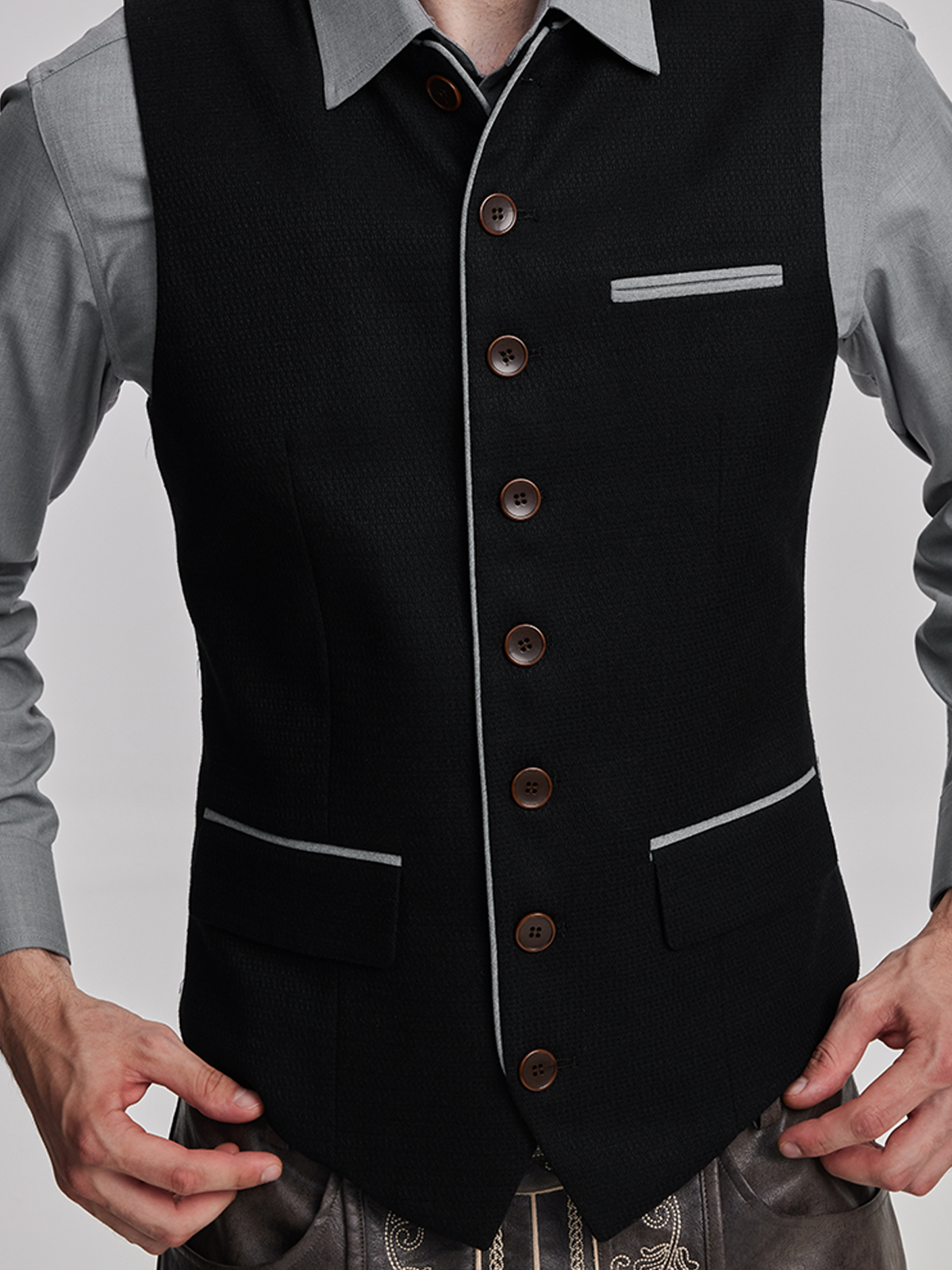 Modernes schwarzes Dirndl mit figurbetonter Silhouette