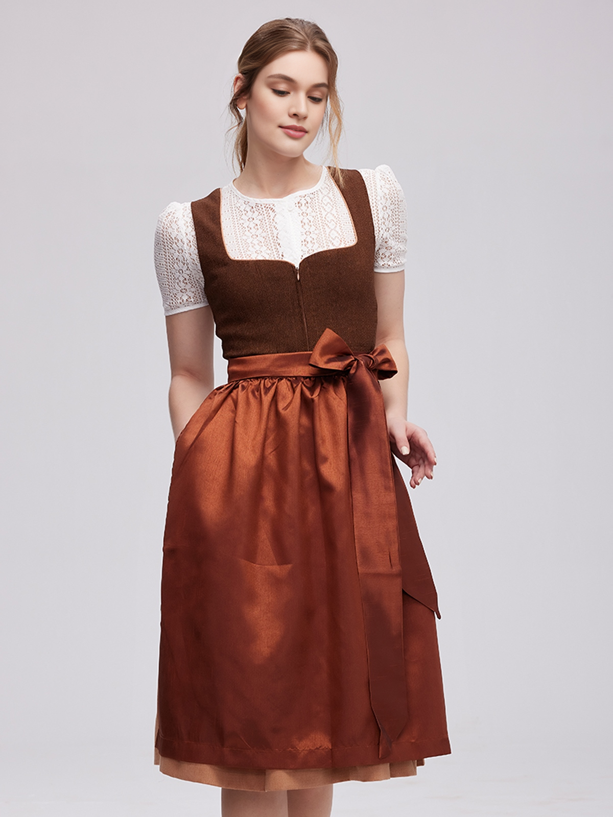 Klassisches braunes Dirndl mit hochgeschlossenem Ausschnitt