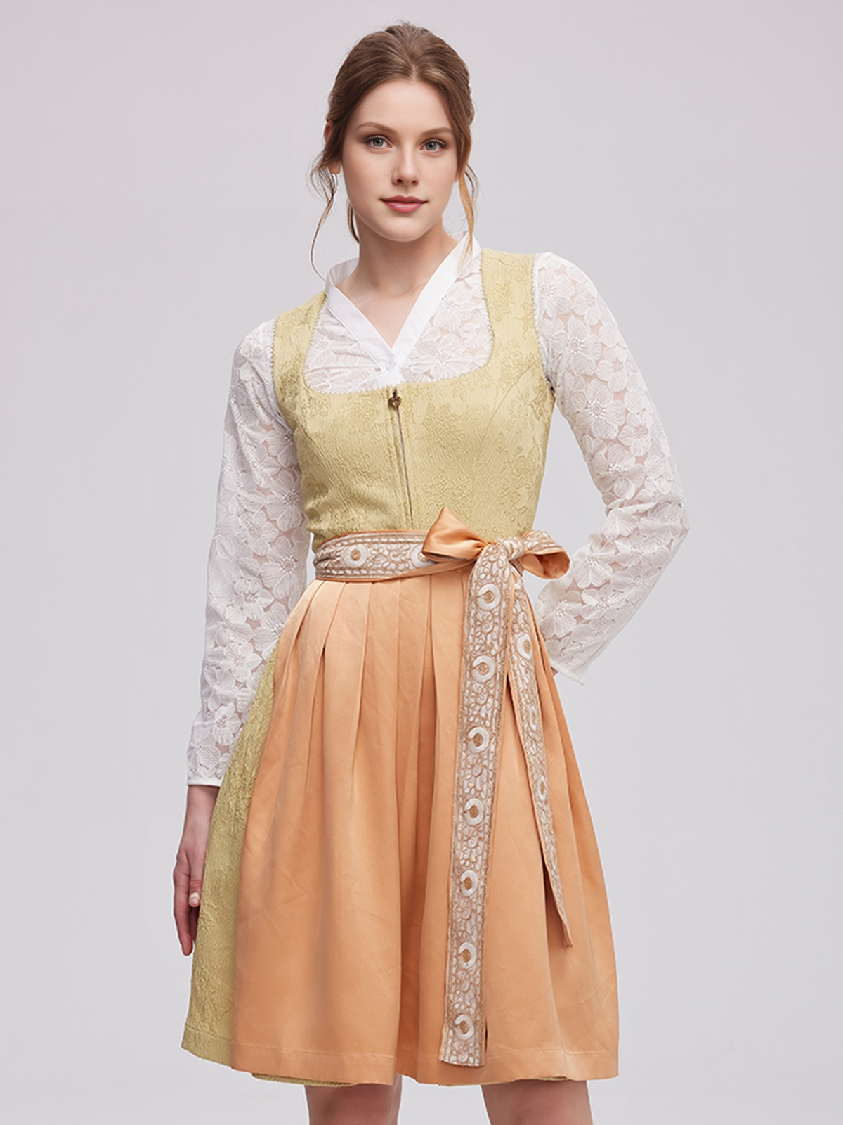 Ein pinkes Dirndl mit floralen Akzenten