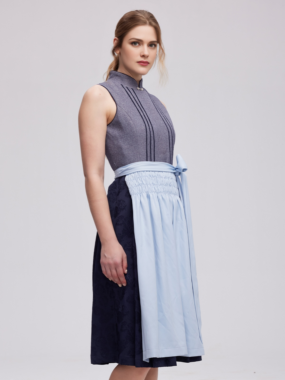 Samt-Dirndl in Grau – zeitlos elegant