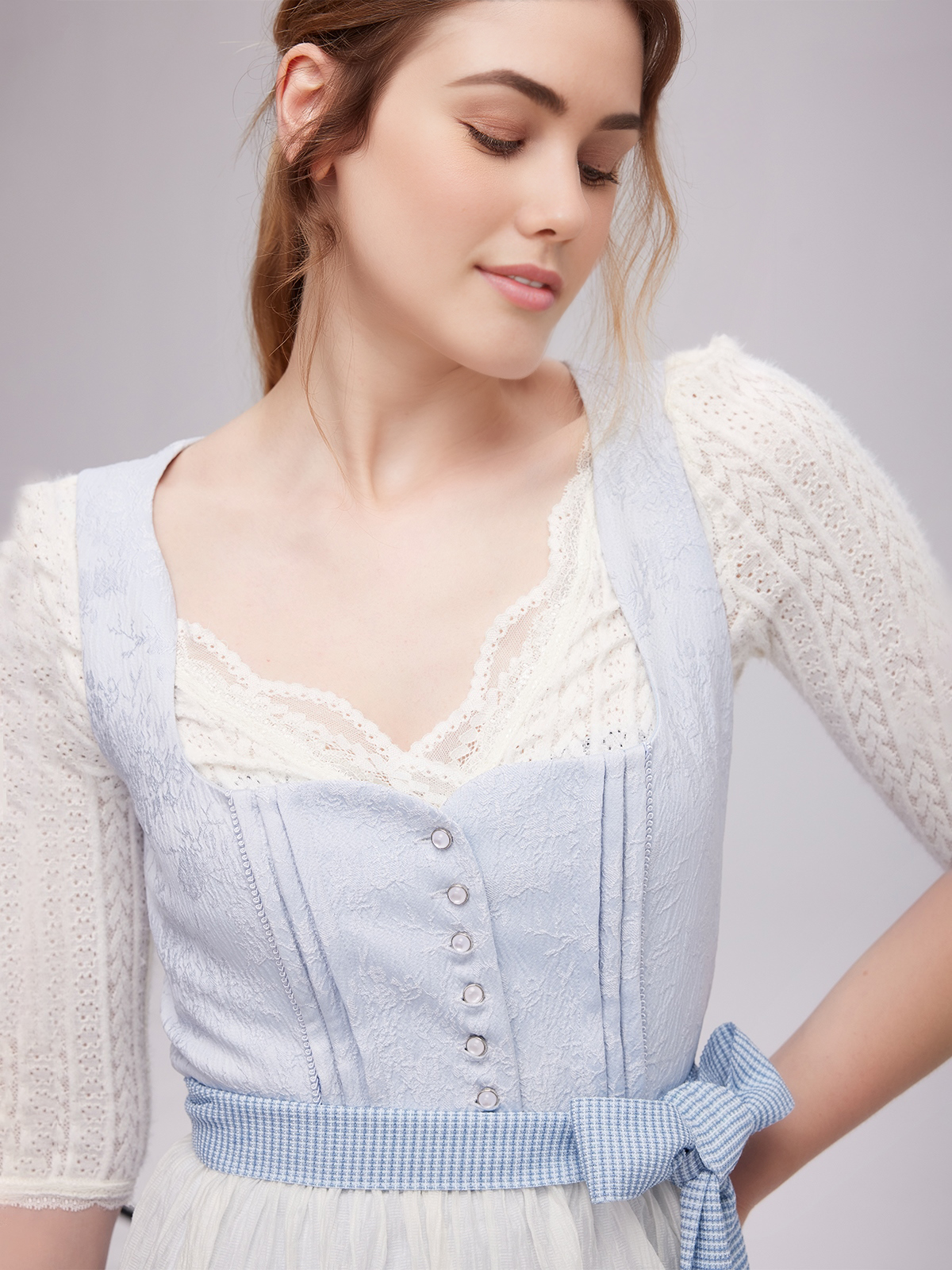 Dirndl mit großem Ausschnitt in Blau