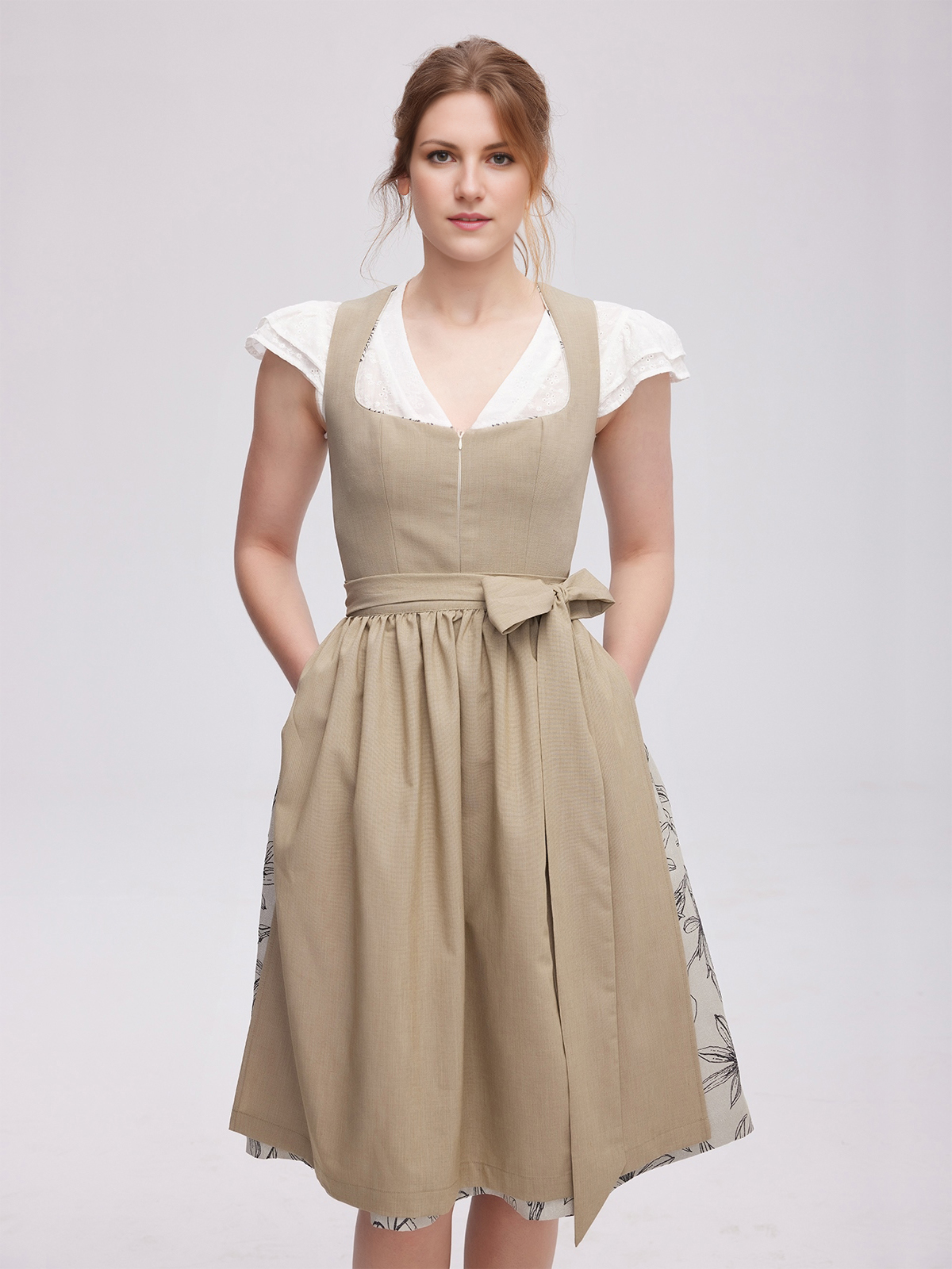 Ein elegantes Dirndl samt blau in einem festlichen Setting
