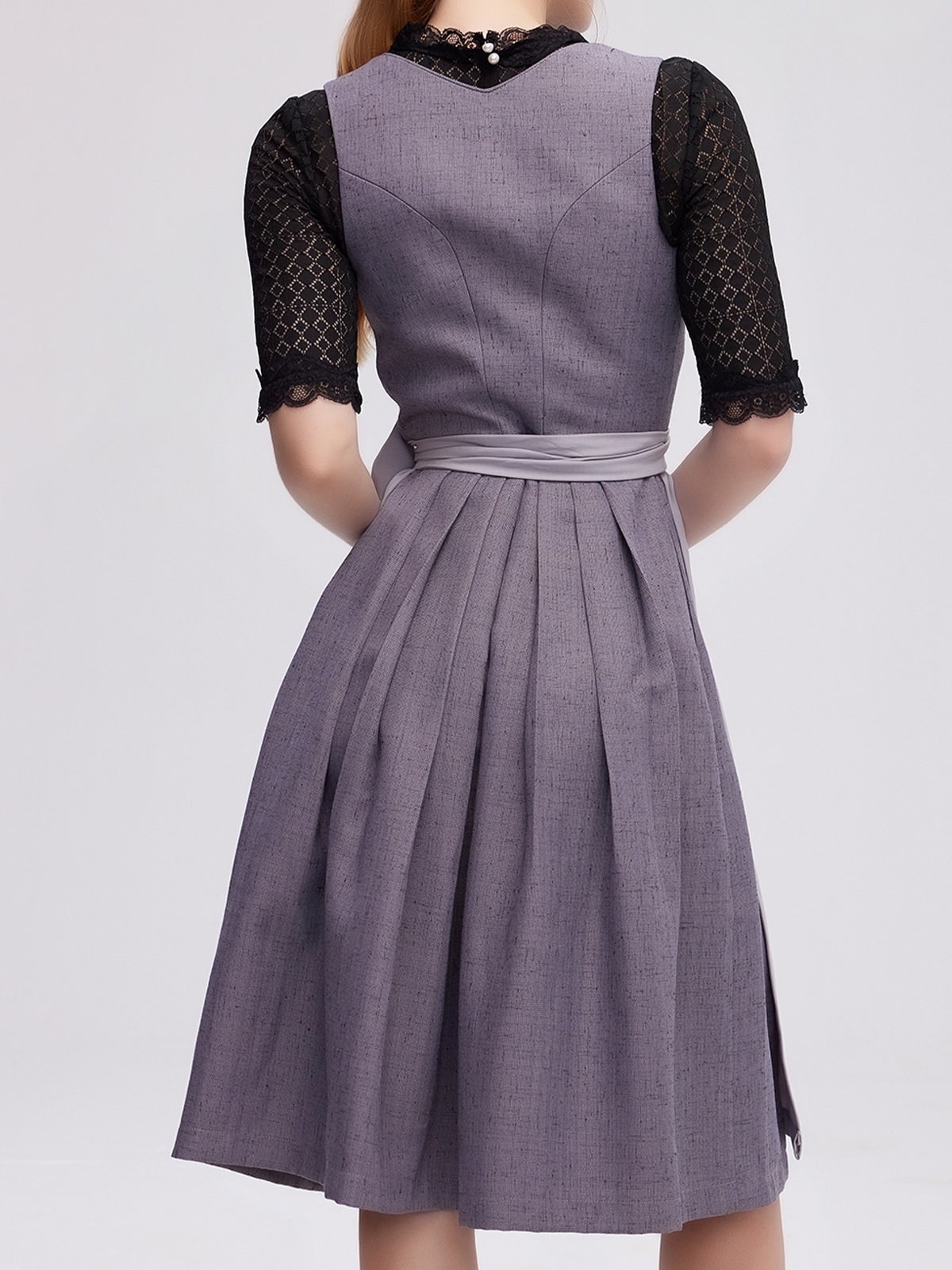 Olivgrünes Dirndl mit modernem Schnitt