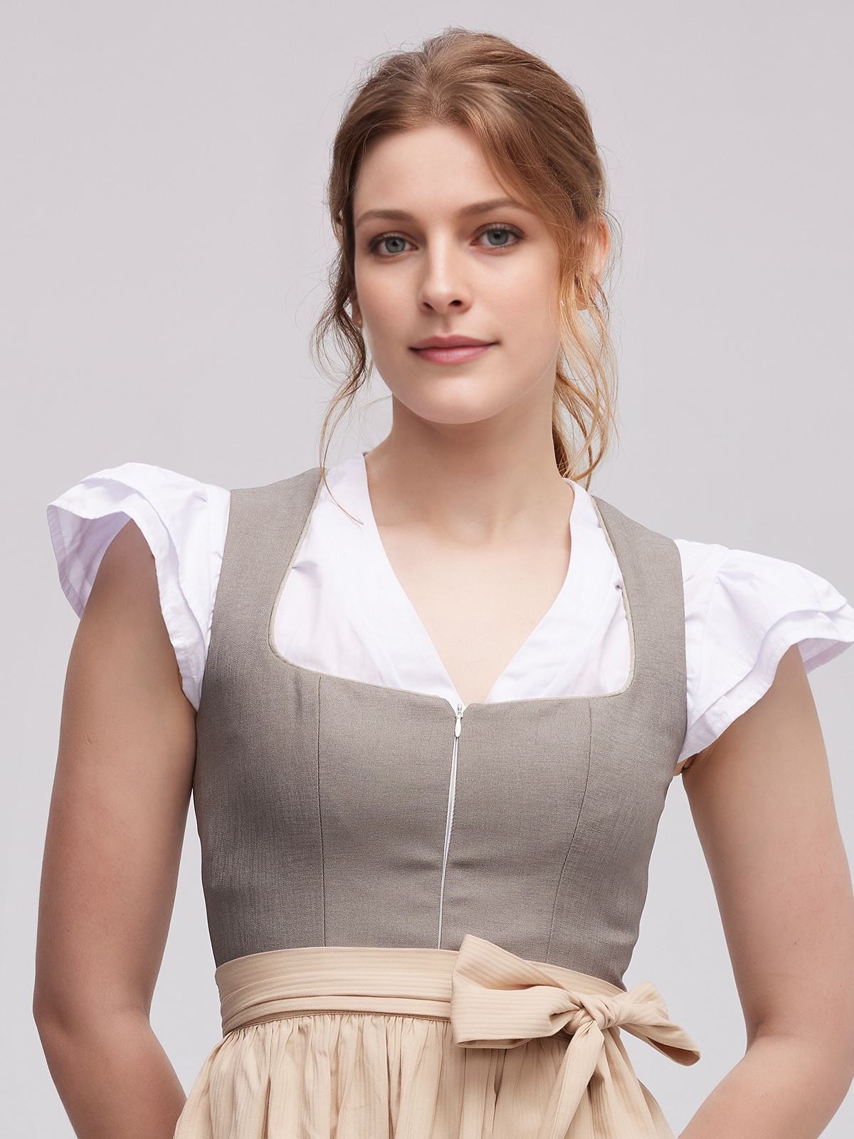 Elegantes graues Dirndl mit modernem Schnitt