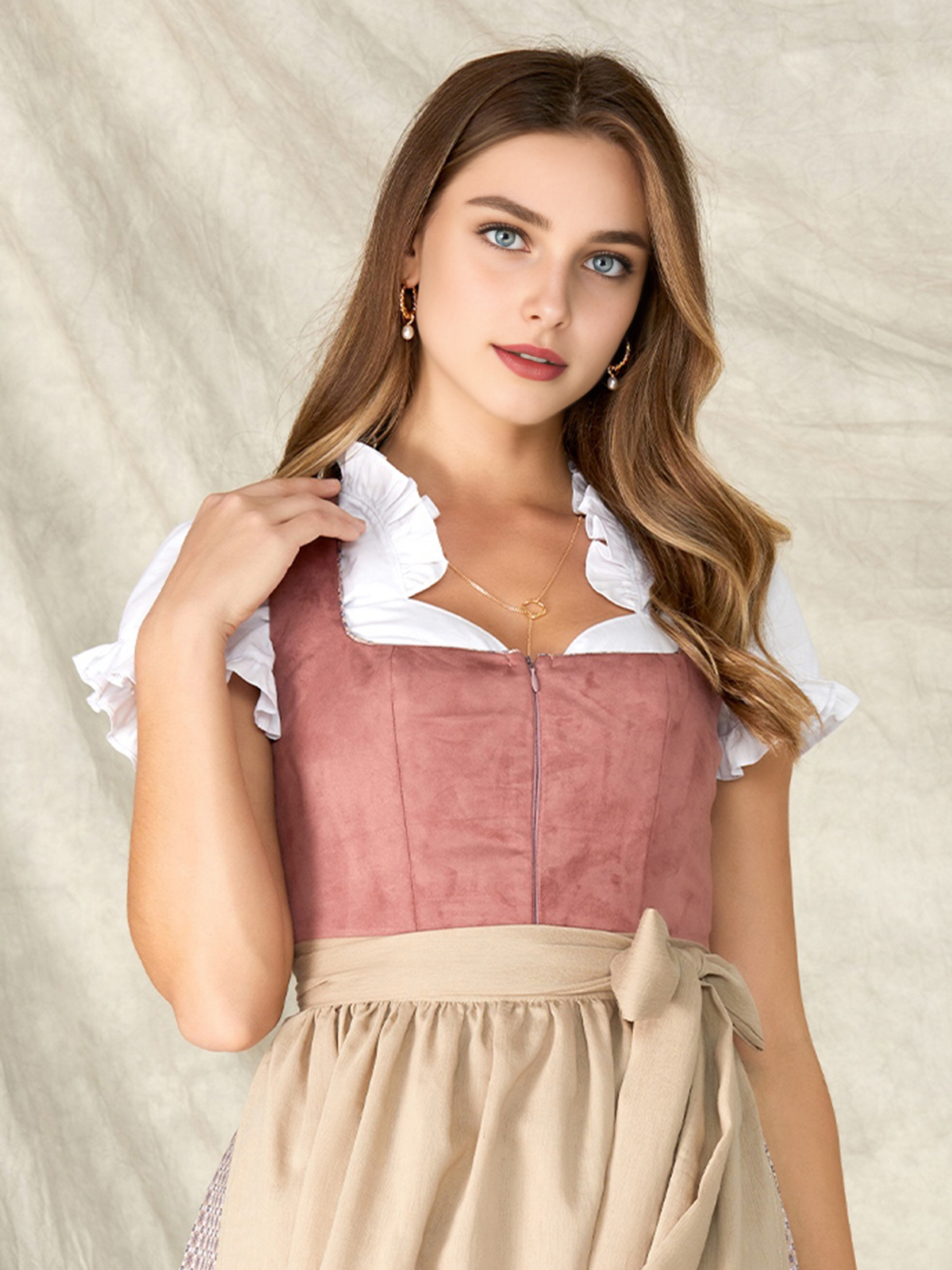 Dirndl in zartem Rosa mit floralen Details