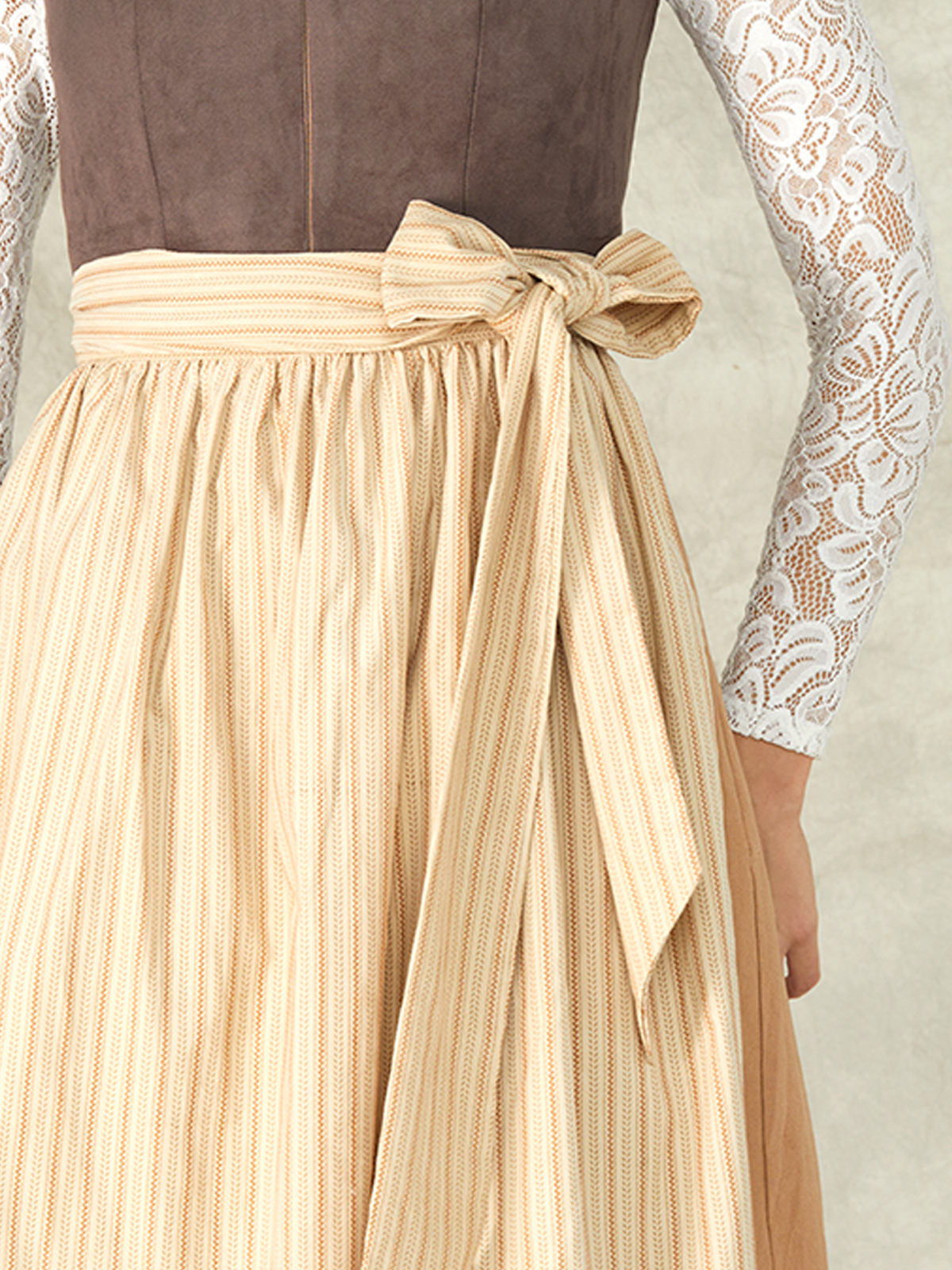 Dirndl in Braun mit traditioneller Stickerei