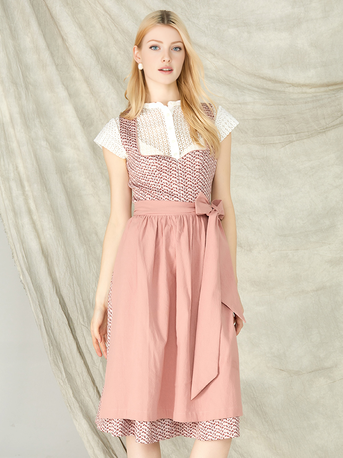 Ein elegantes rotes Dirndl mit feinen Stickereien