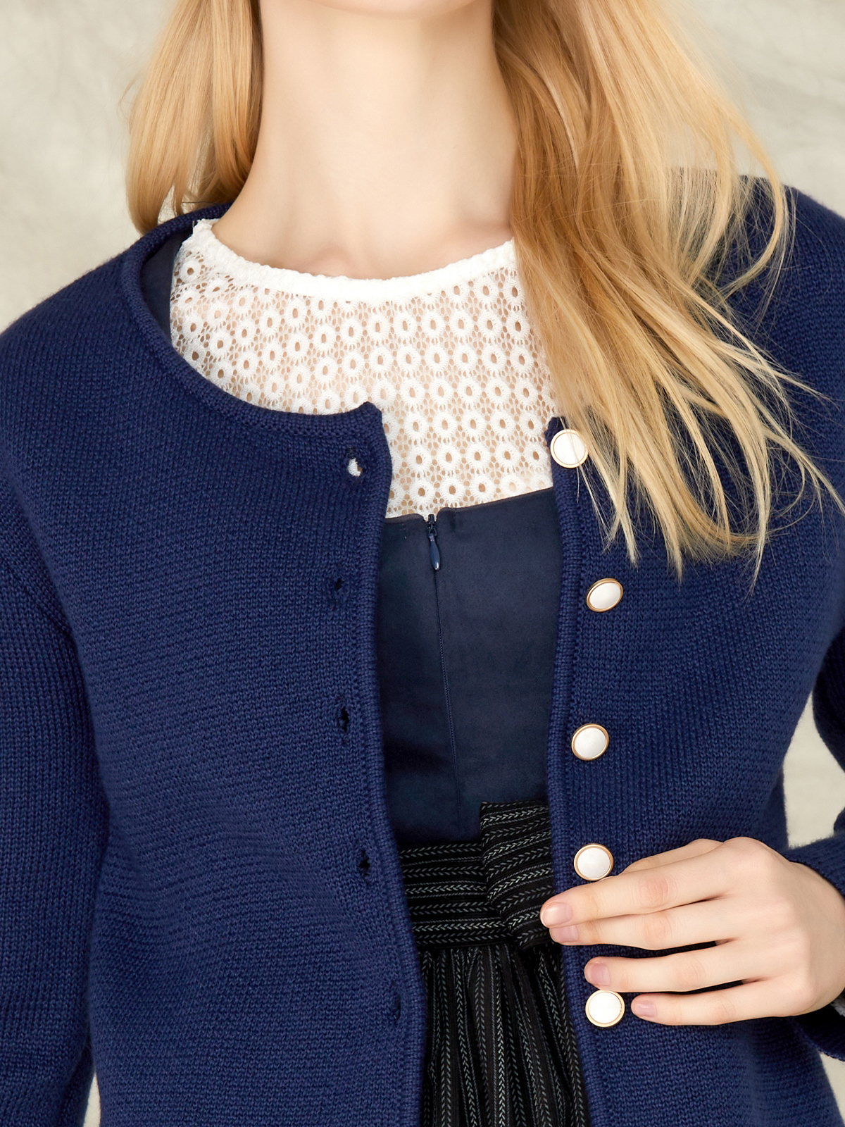 Dirndl in Marineblau mit traditionellen Elementen