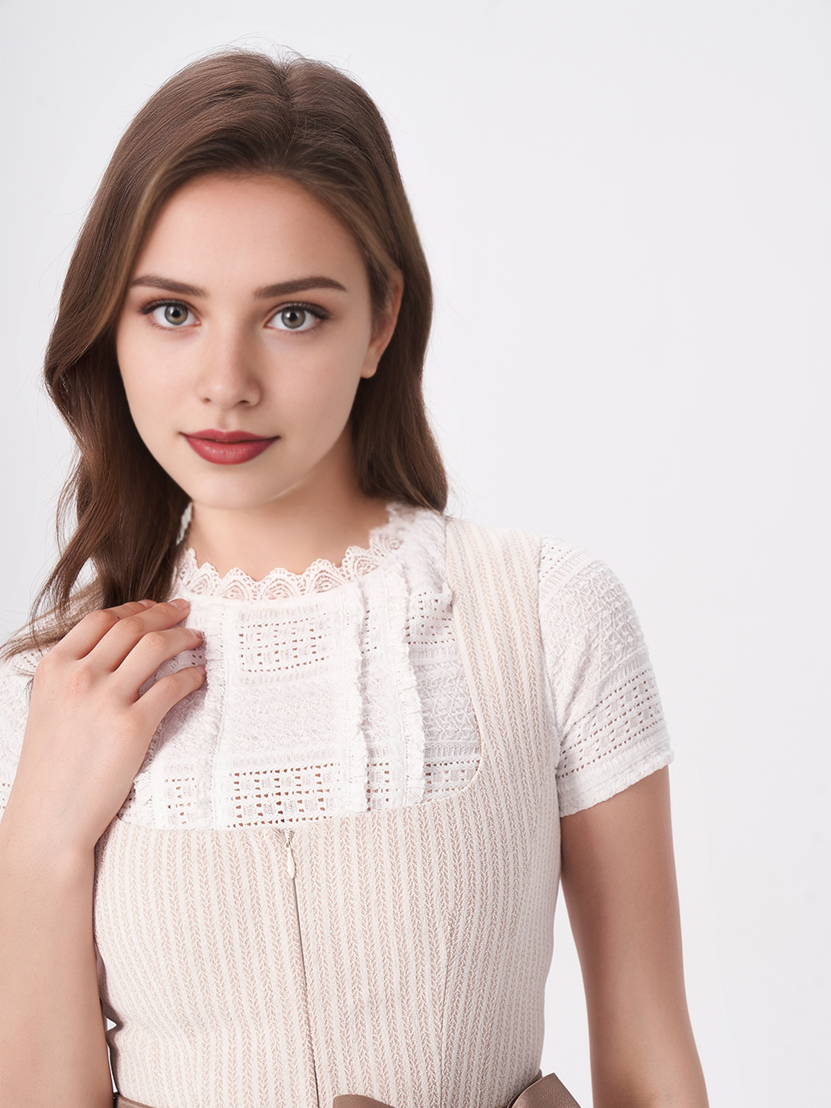 Moderne V-Ausschnitt Dirndlbluse in Beige