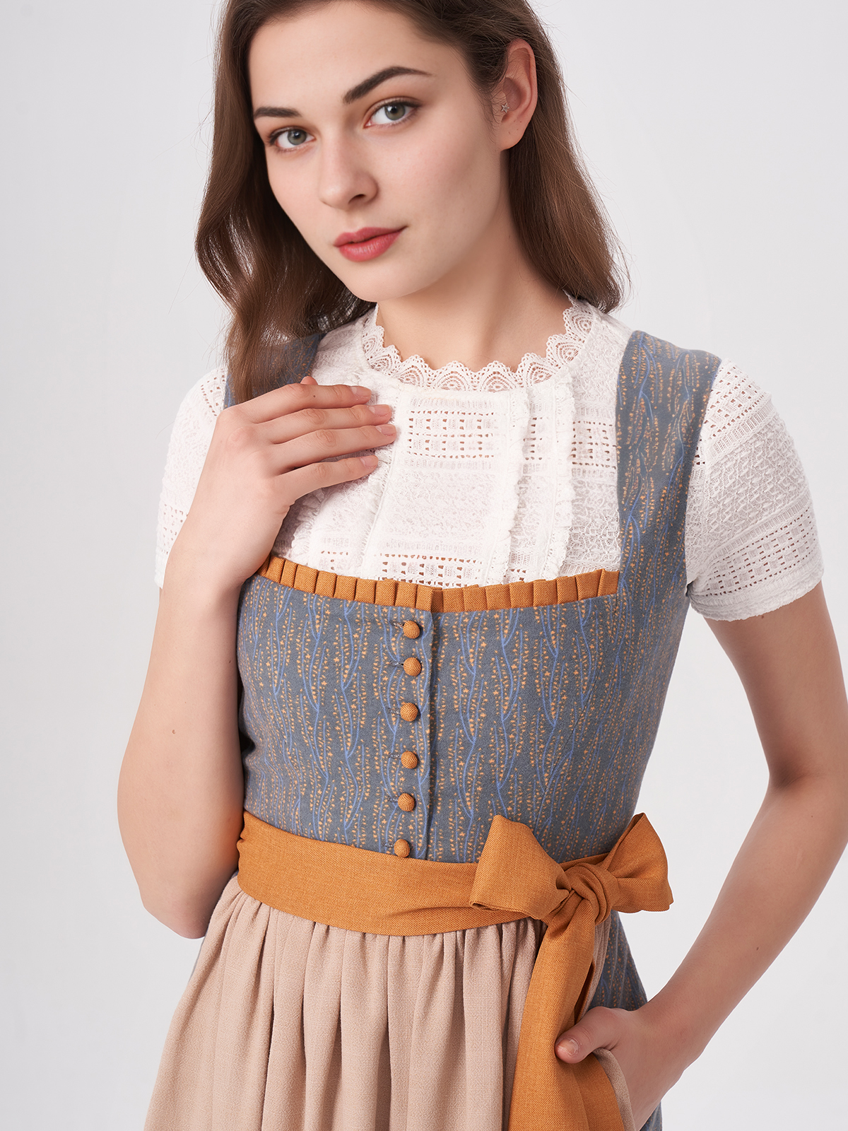Braunes Dirndl mit modernem Schnitt