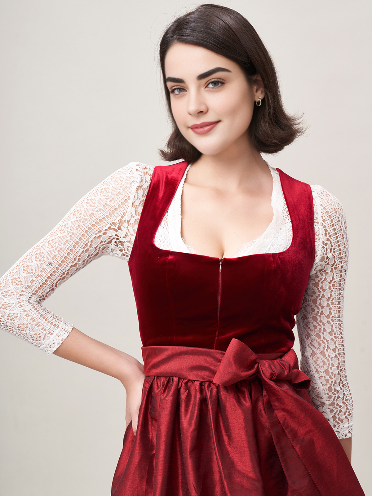 Ein elegantes samt Dirndl rot, perfekt für festliche Anlässe