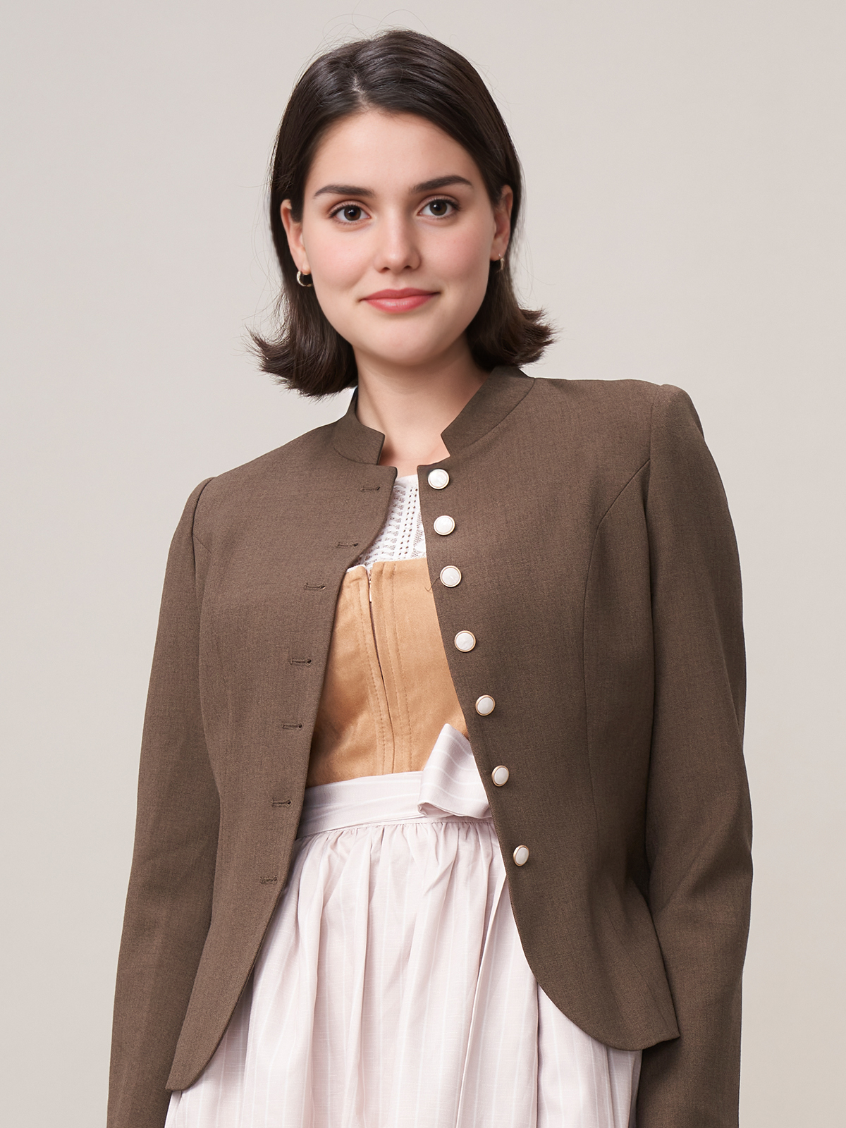 Modernes Dirndl in Braun mit schlankem Schnitt