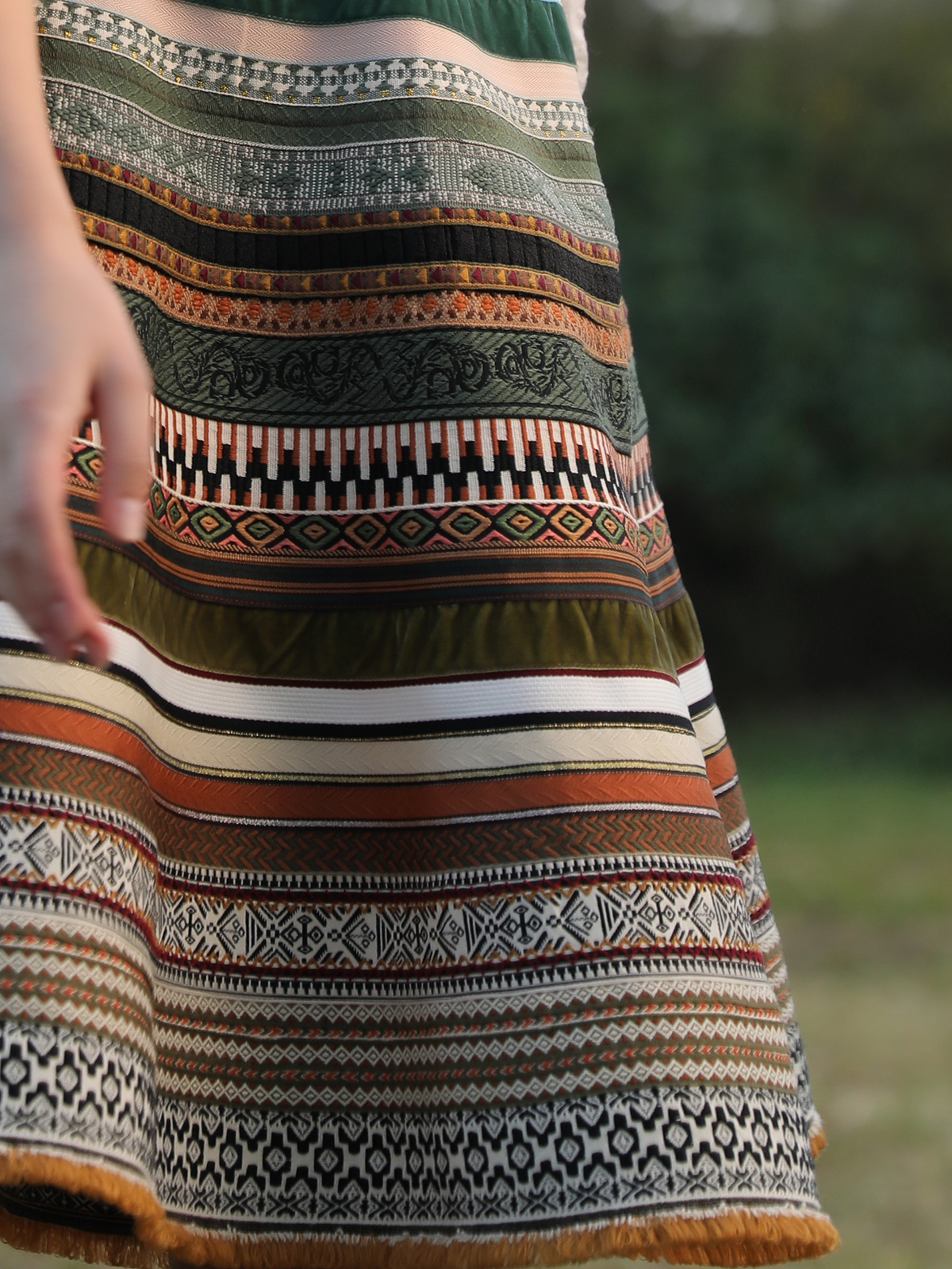 Ein modernes Dirndl mit schwarzer Bluse und grünem Rock