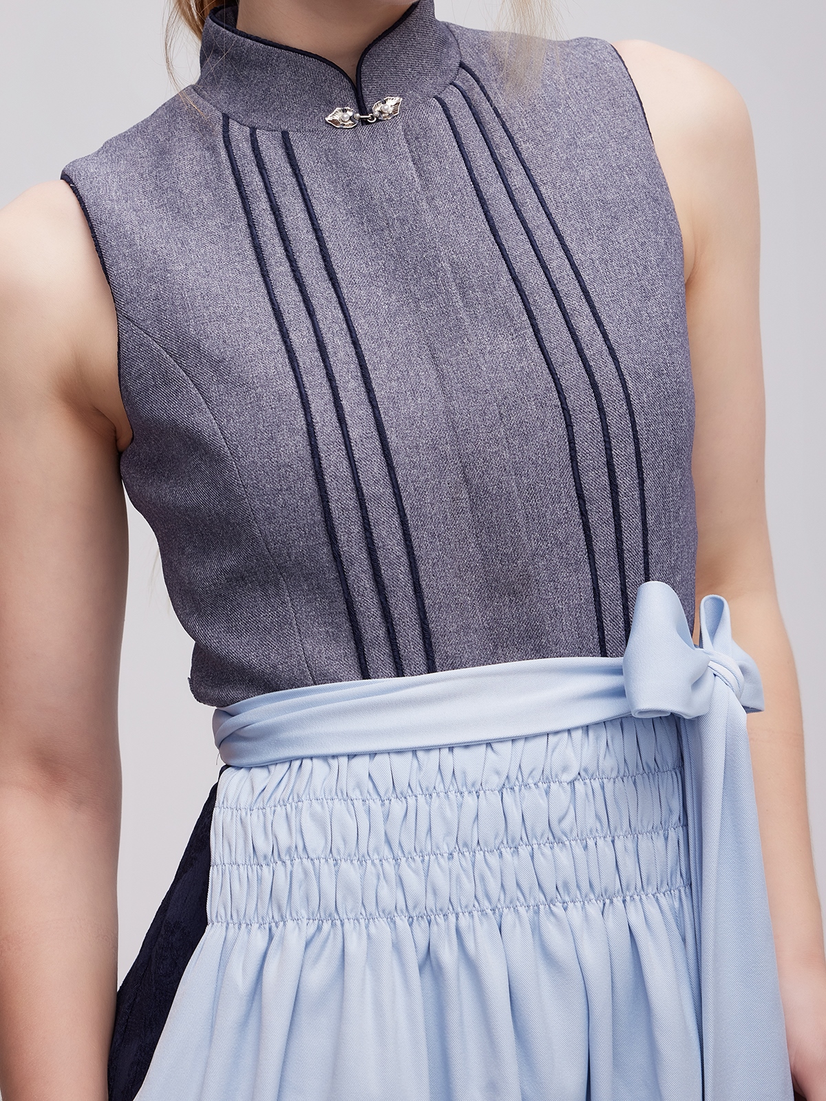 Dirndl in Grau mit modernem Schnitt