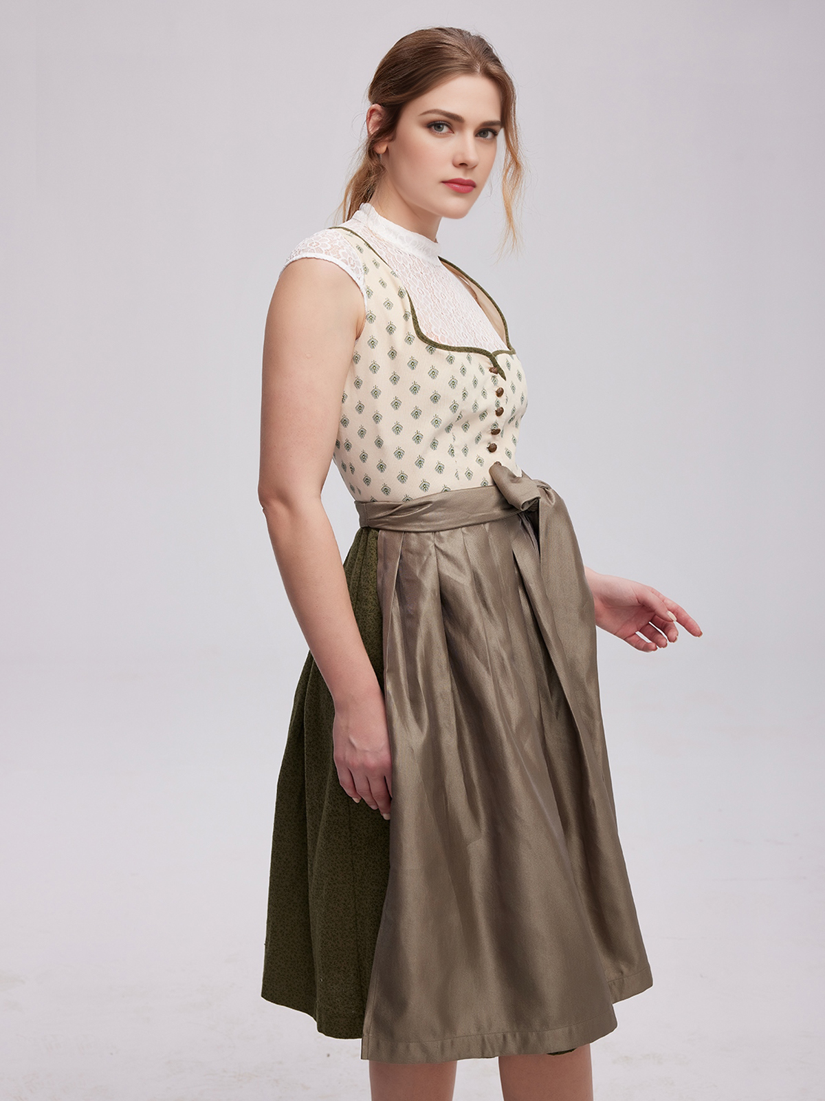 Modernes pinkes Dirndl mit figurbetonter Silhouette