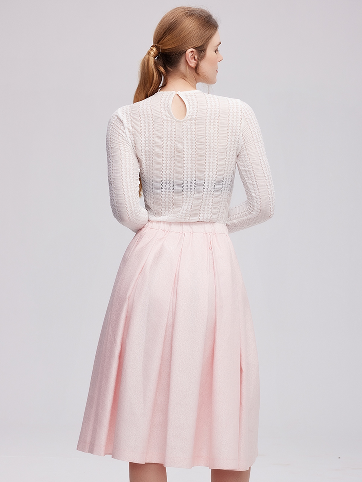 Dirndl in Rosa mit floralen Details