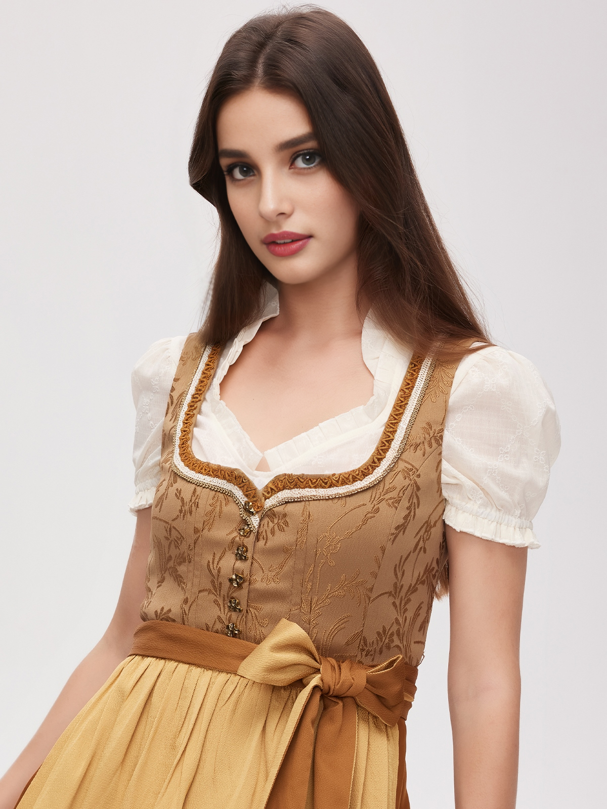 Dirndl in Gelb mit floralen Details