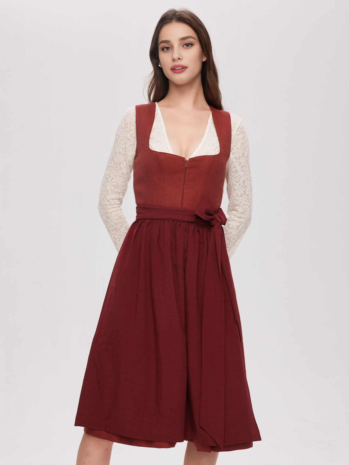 Ein rotes Altausseer Dirndl mit floraler Stickerei