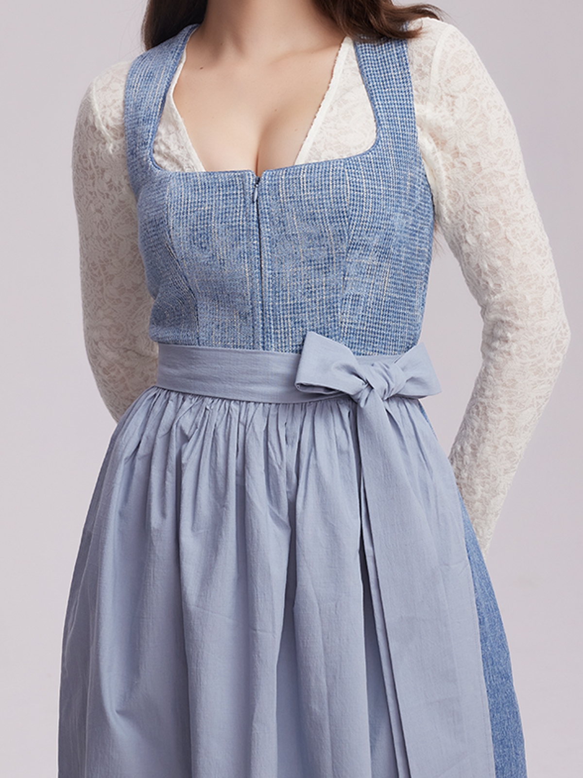 Dirndl in modernen Farben