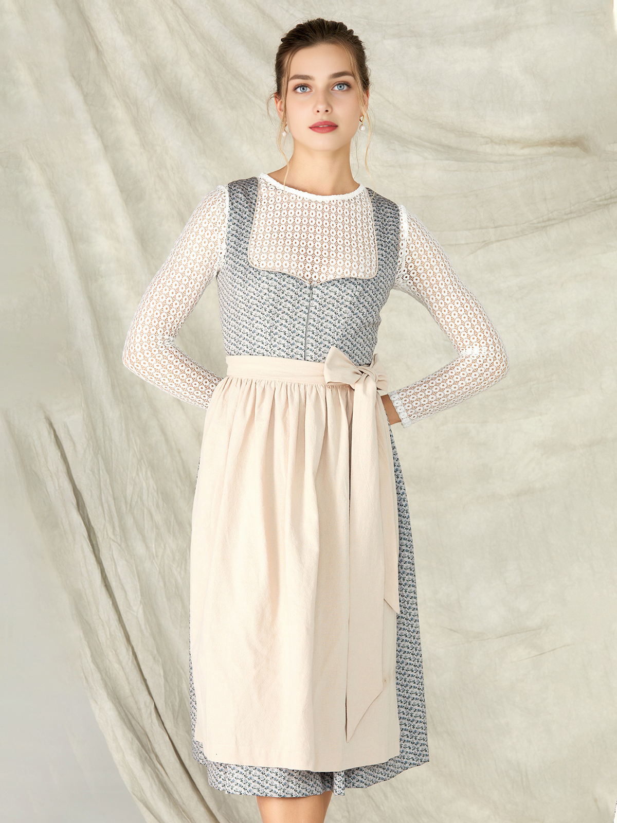 Gelbes Dirndl mit blauer Schürze