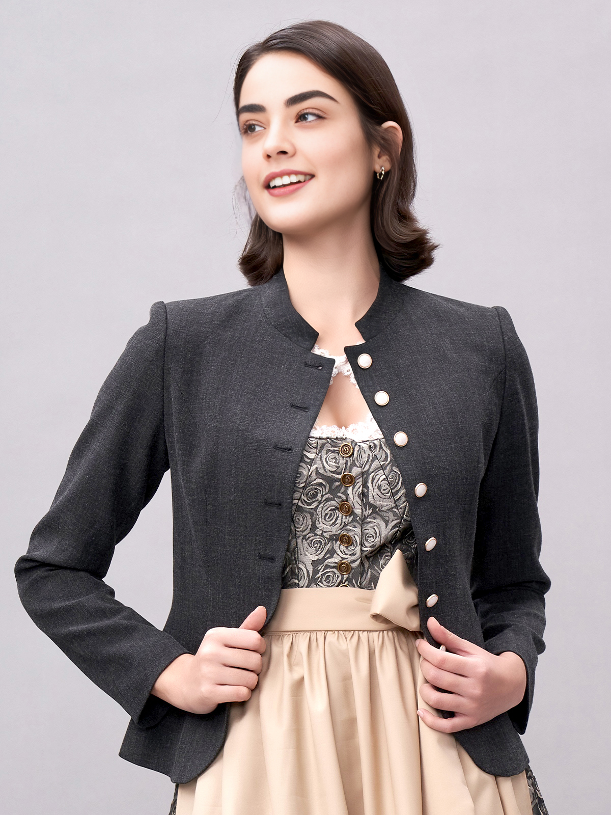 Dirndl in Flieder mit schwarzer Jacke