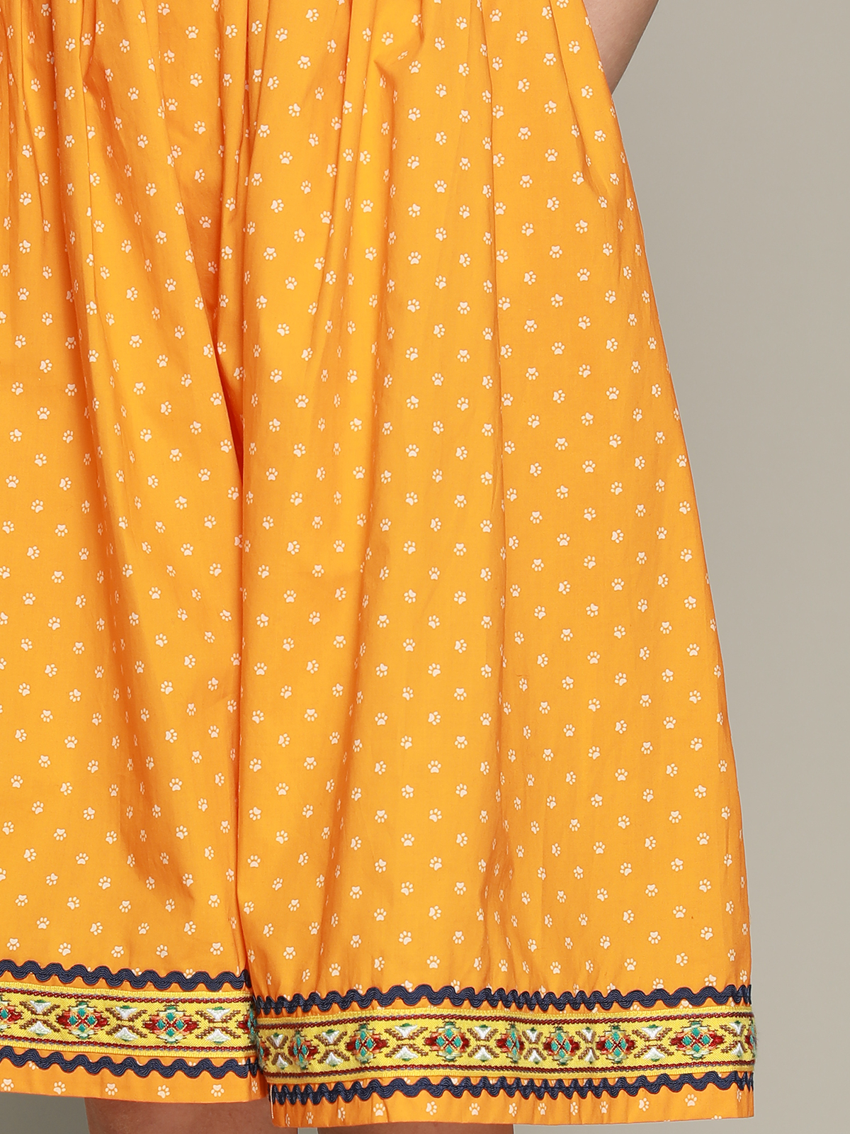 Dirndl in samtigem Gelb
