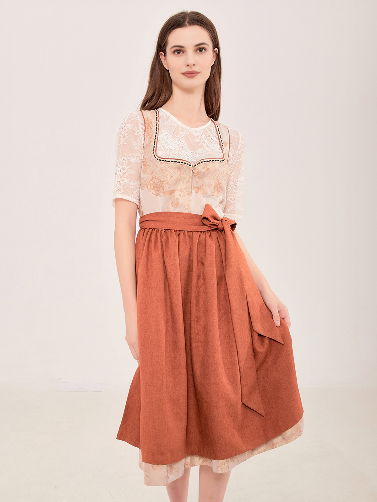 Dirndl in grau-rosa – Tradition meets Moderne