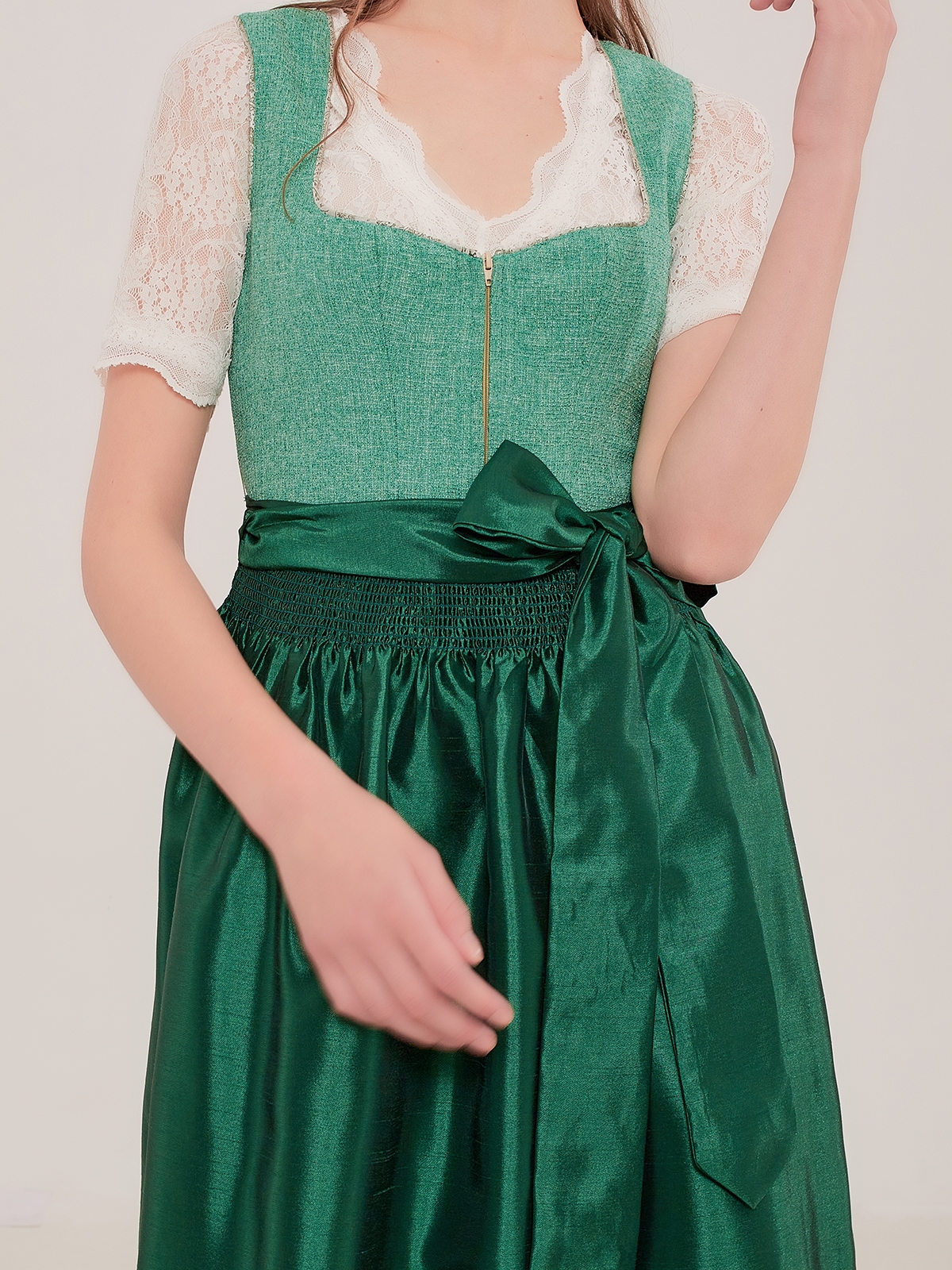 Ein elegantes rotes Samt-Dirndl in Aktion