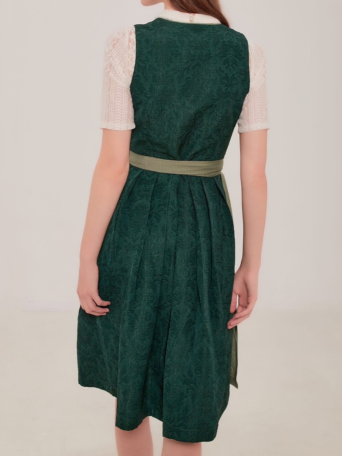 Traditionelles Dirndl in Grün mit floralen Details