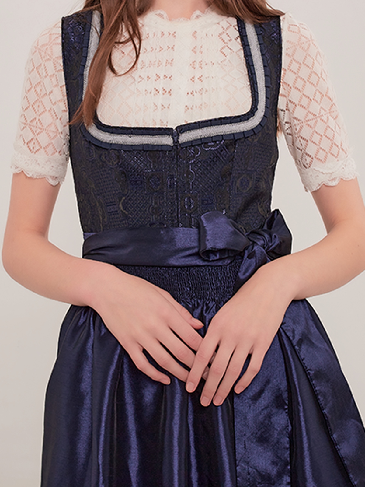 Graue Lederhose mit blauem Dirndl