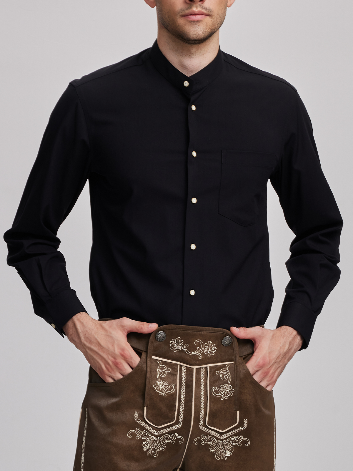 Dirndlbluse lang in Schwarz – zeitlos elegant