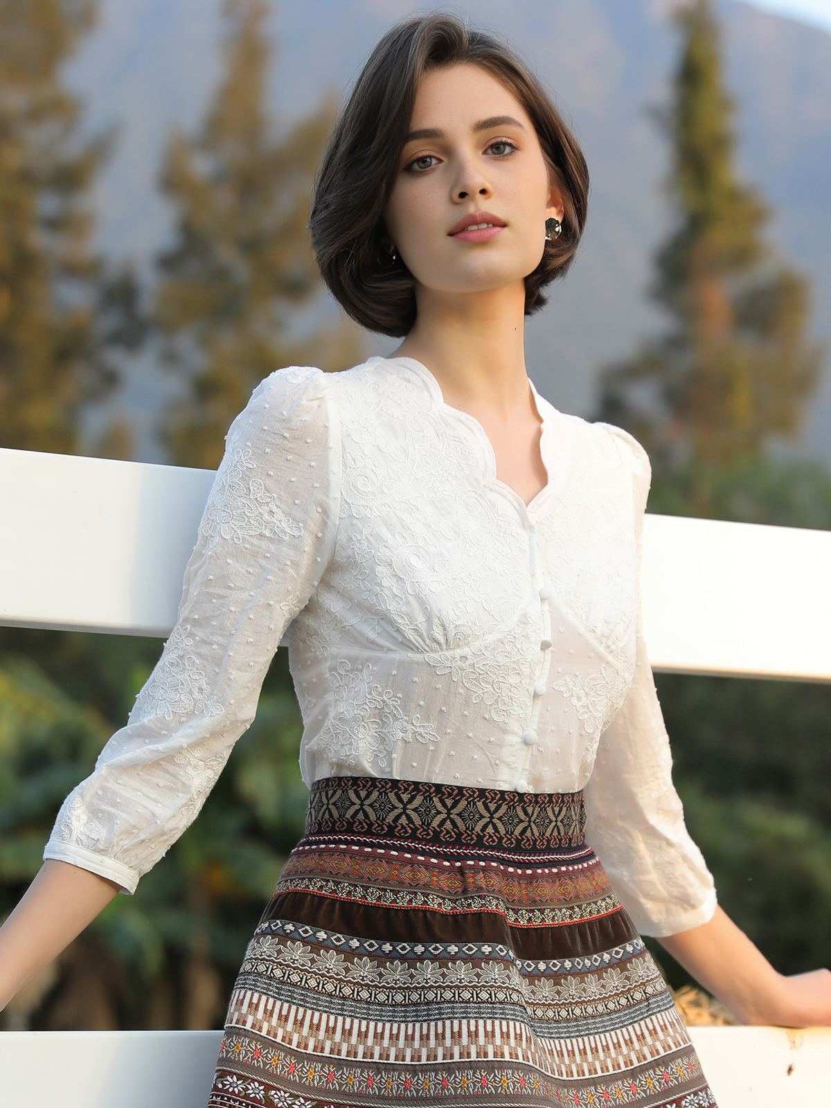 Ein elegantes blaues Samtdirndl mit weißer Bluse