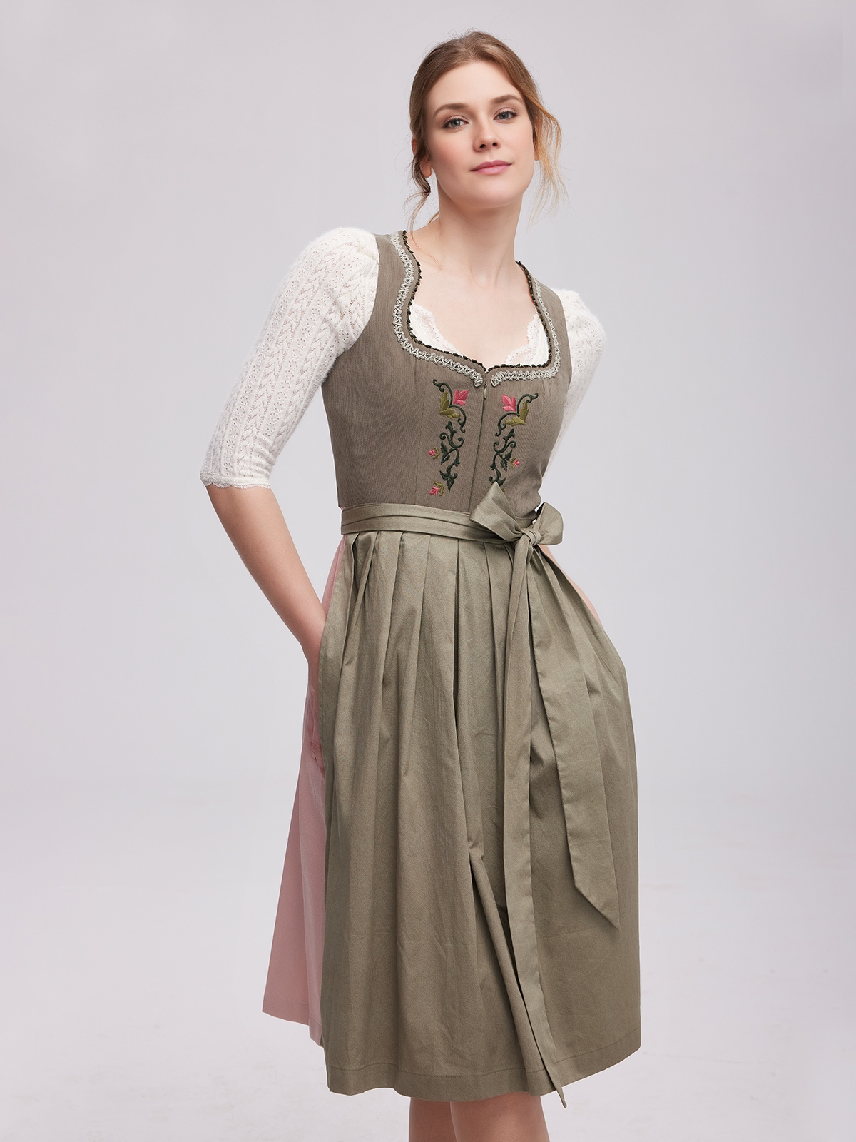 Dirndl in Grün – Eleganz und Tradition vereint