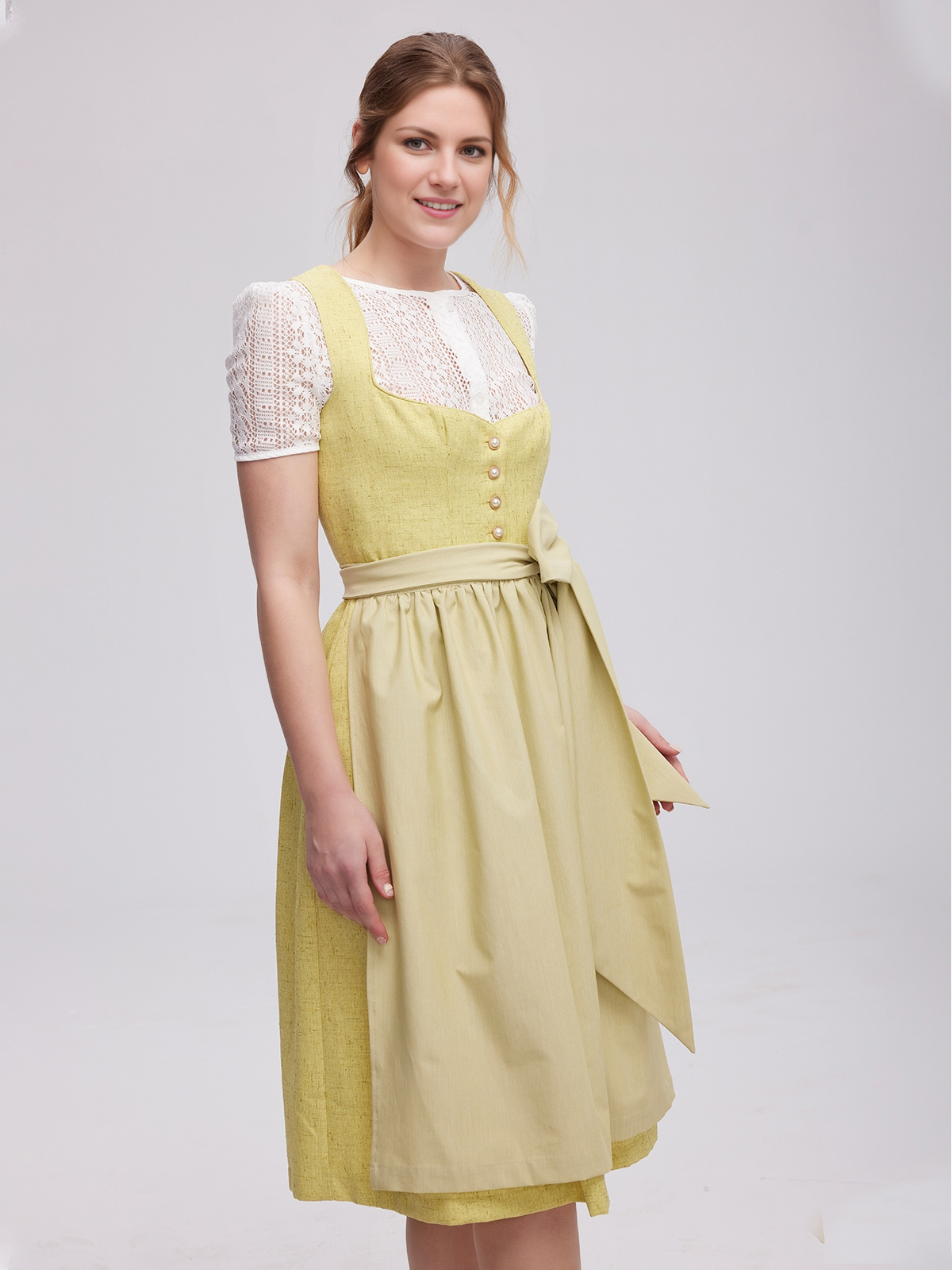 Stylische gelbe Kinderbluse mit traditionellem Design