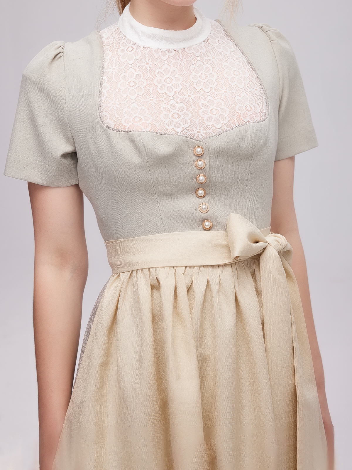 Schlichtes Dirndl in Grau