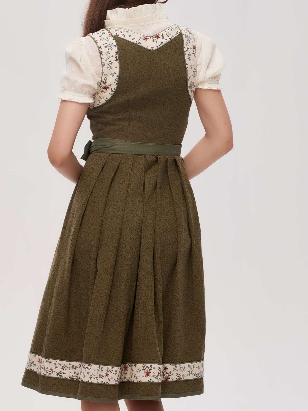 Ehreer Dirndl in Grün mit floralen Details