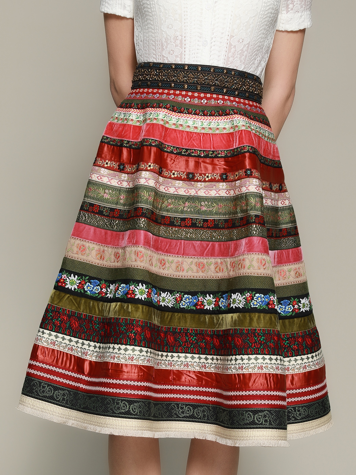 Ein elegantes rotes Kurzarm Dirndl mit traditioneller Schürze