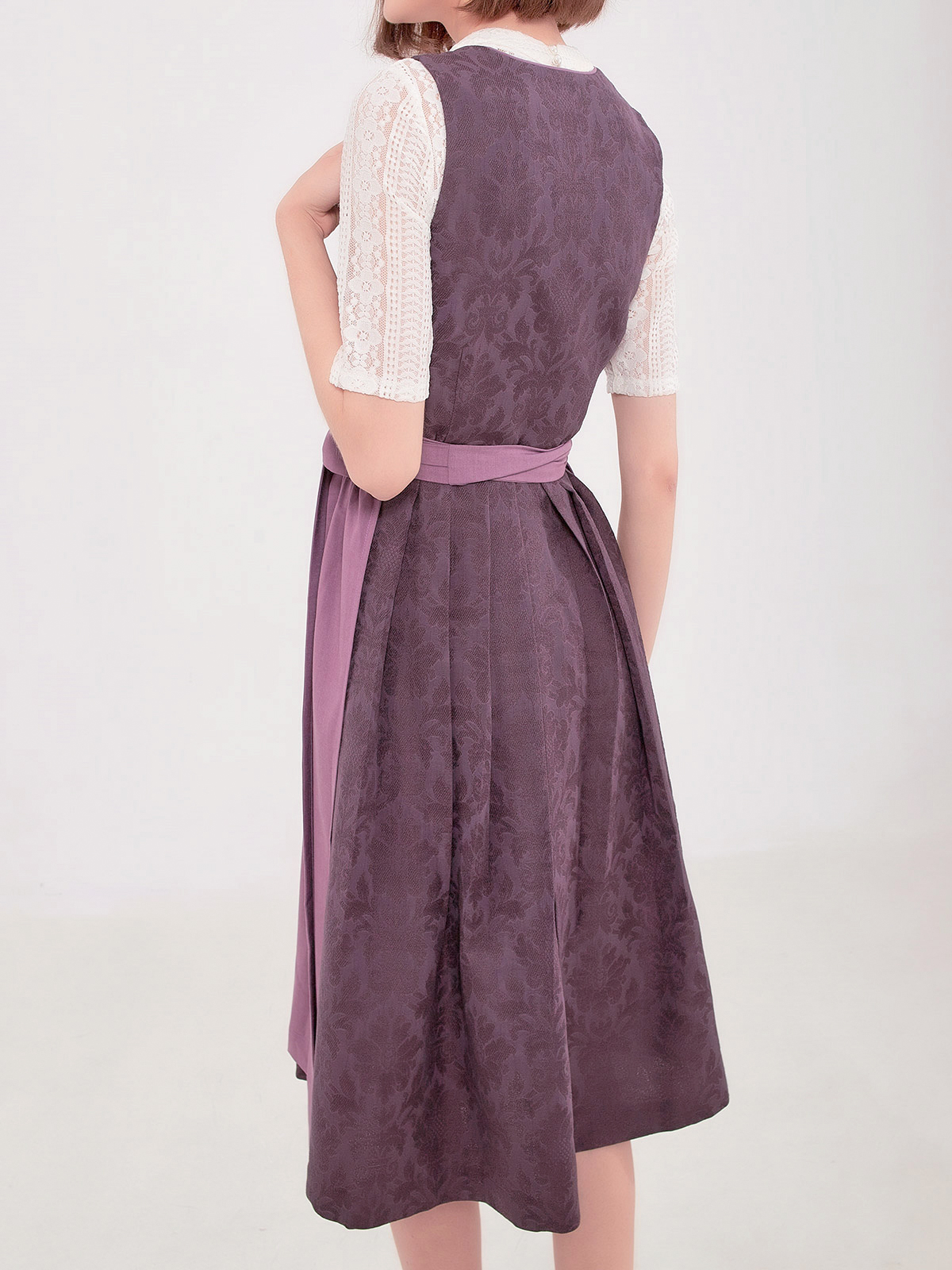 Modernes lila Dirndl mit traditionellen Elementen