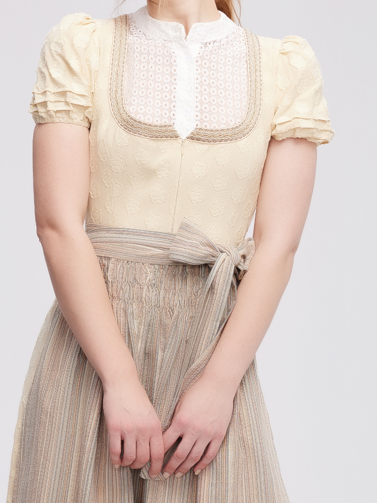 Dirndl in Gelb mit dunkelroter Bluse
