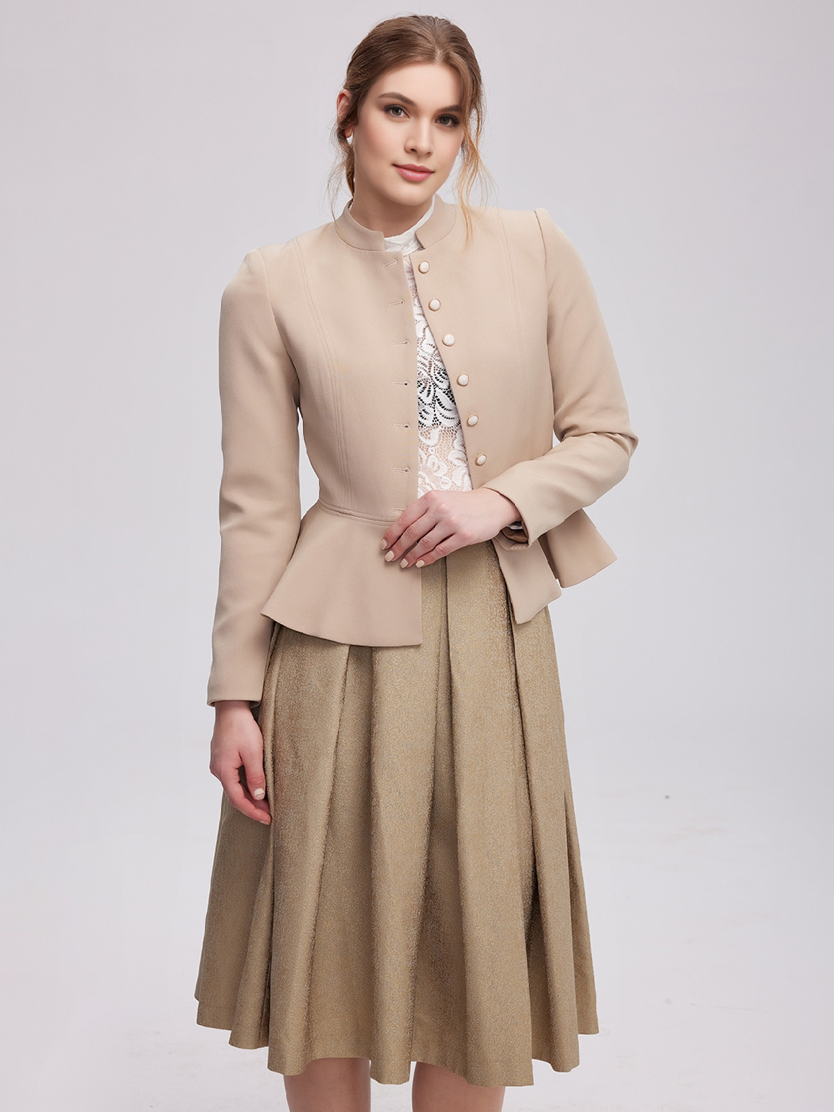 Dirndl in beige samt – ein zeitloser Klassiker